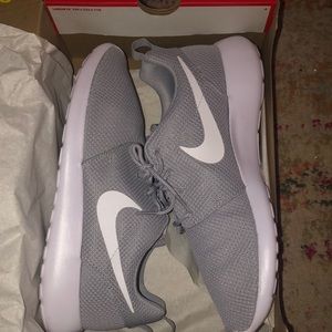 Mint condition Nike Roshe! Used but in mint condition! Size 11